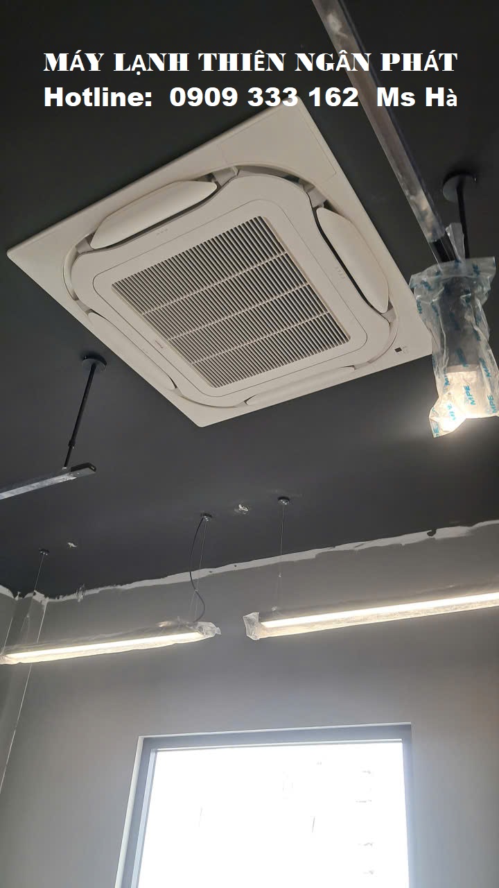 Máy lạnh âm trần được lắp đặt trong showroom