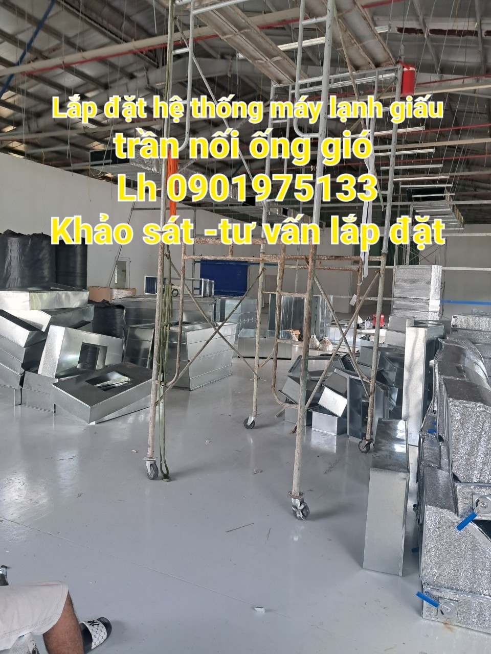 Tập hợp các vật tư ống gió để chuẩn bị cho công tác thi công lắp đặt 