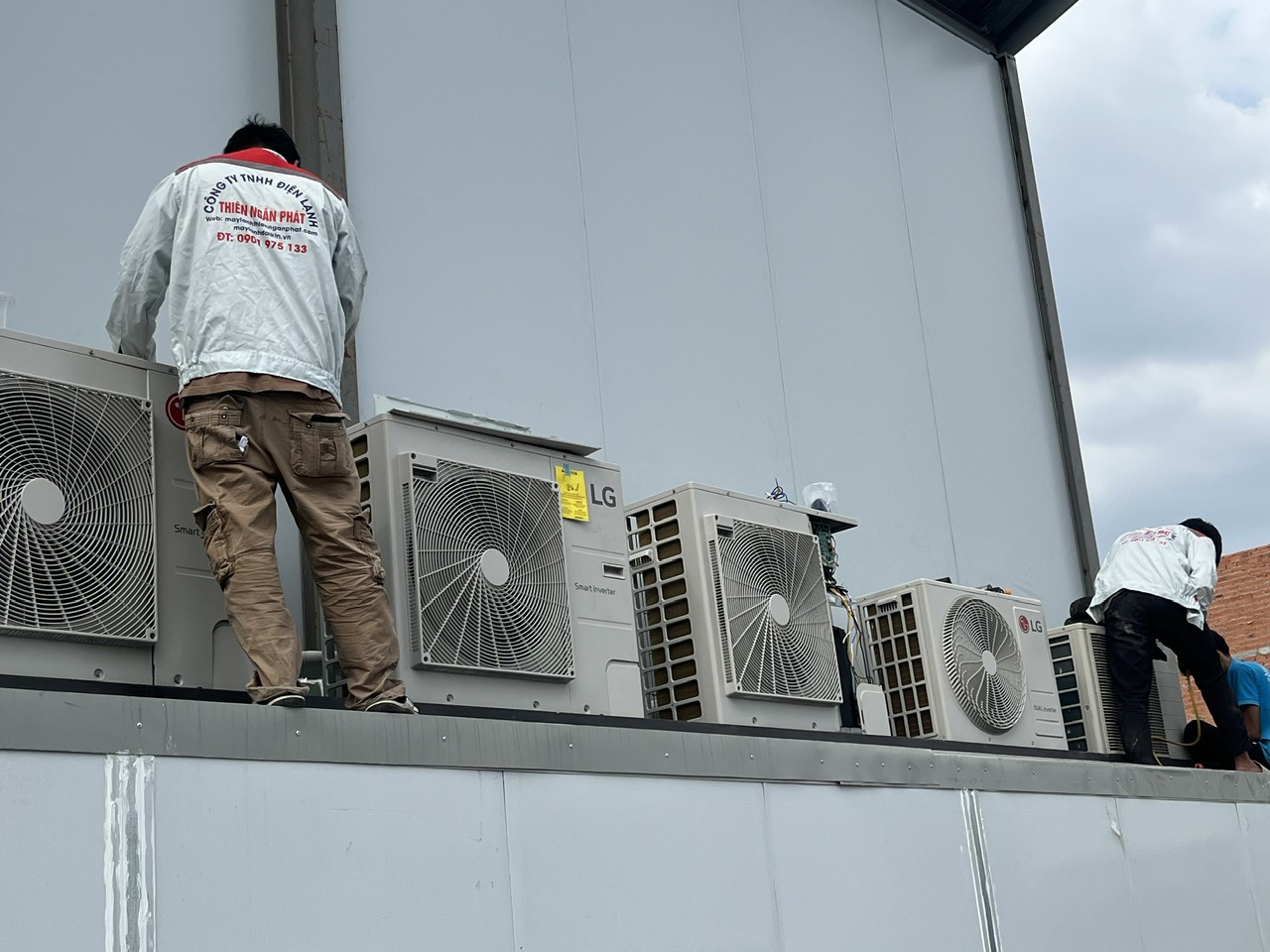 Quá trình kiểm tra và chạy máy hoàn thành việc lắp đặt âm trần LG chuyên nghiệp cho chuỗi cafe