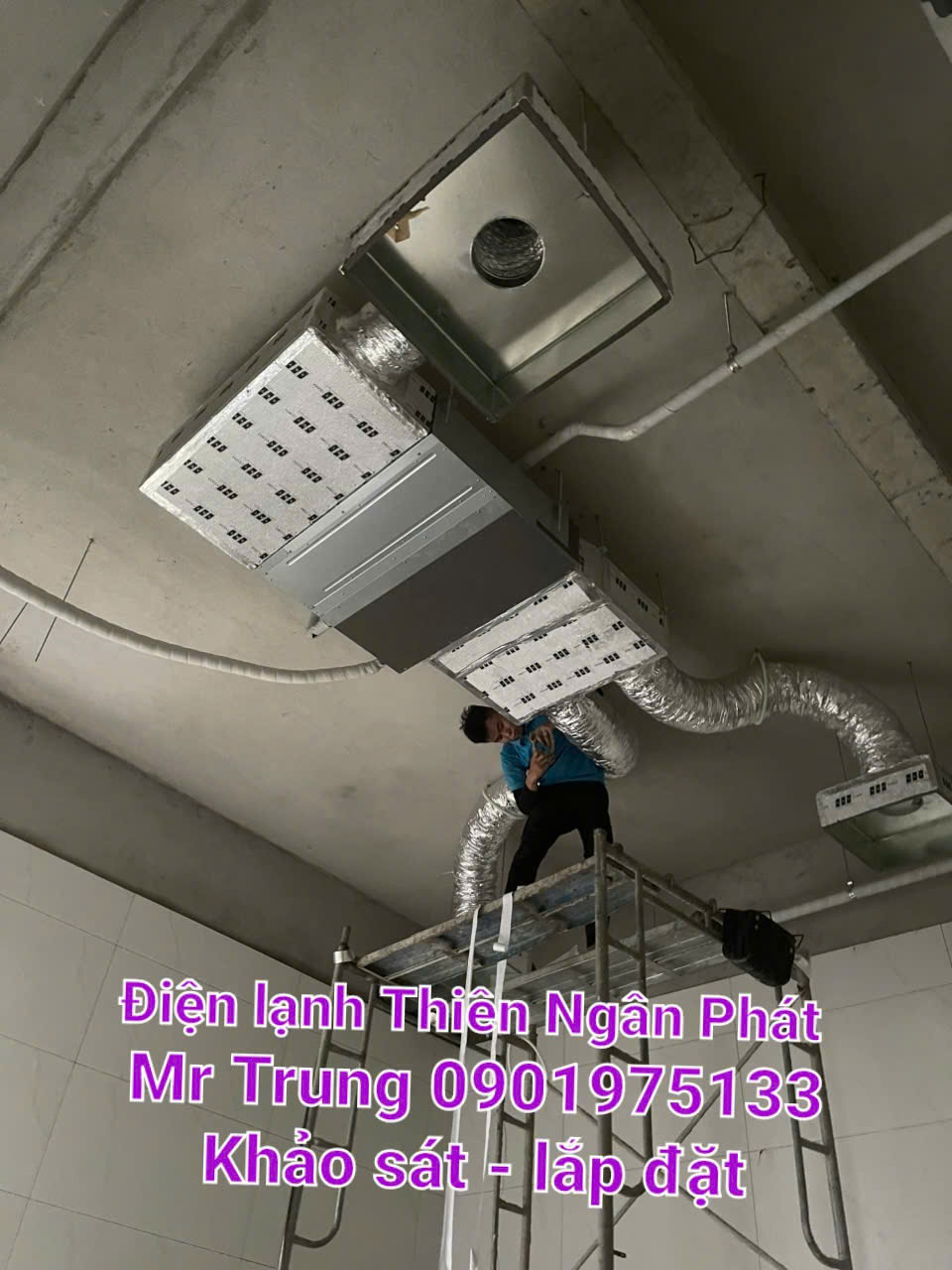 Máy lạnh giấu trần đã được treo lên trần để chuẩn bị cho khâu lắp đặt