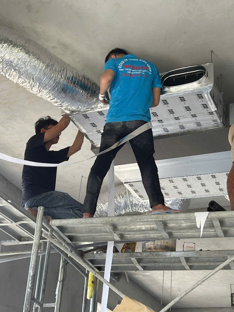 Kỹ thuật viên Điện lạnh Thiên Ngân Phát thực hiện lắp máy lạnh ống gió 