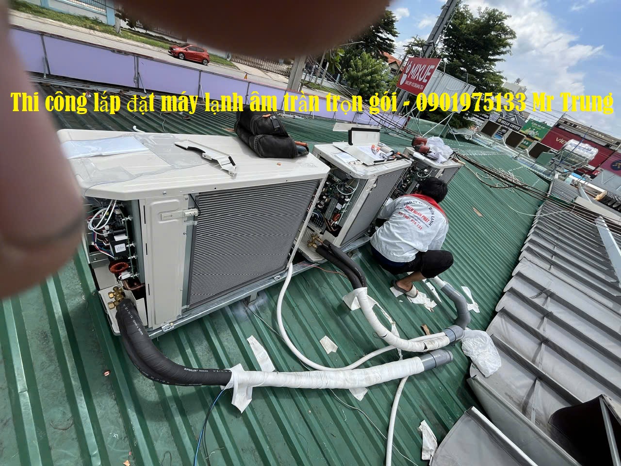 Đội ngũ kỹ thuật viên thực hiện việc lắp đặt máy lạnh đặt dàn nóng trên mái
