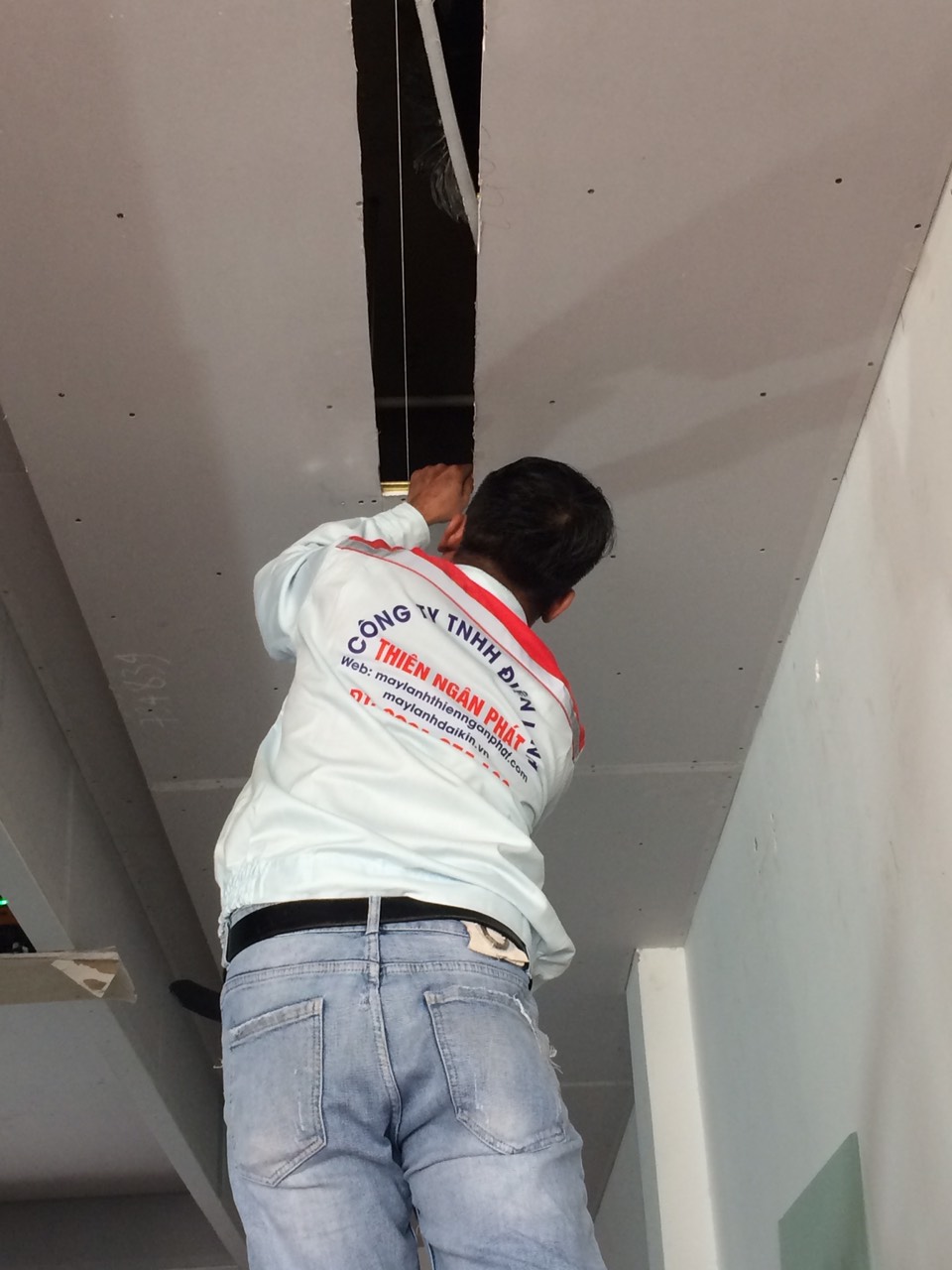 Thiên Ngân Phát lắp đặt máy lạnh giá cạnh tranh