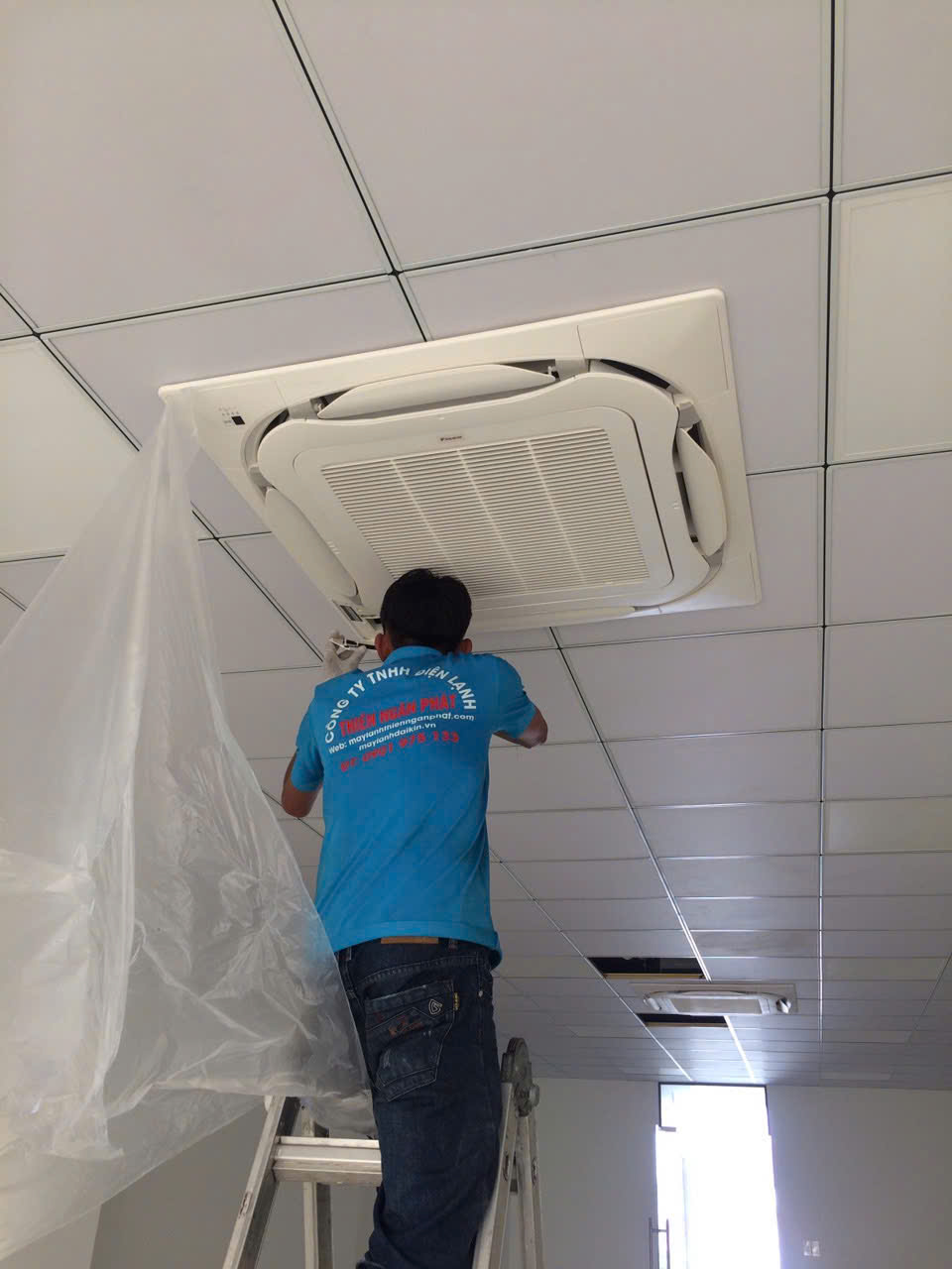 thi-cong-may-lanh-cho-quan-bida 2.jpg